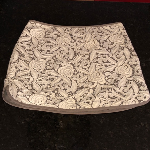Juicy Couture Dresses & Skirts - Juicy Couture Guipure Lace Skirt. Size 4